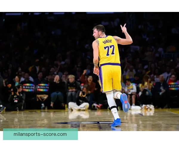 湖人首节大比分落后雷霆东契奇低迷里夫斯伤情引关注 湖人首节大比分落后雷霆东契奇低迷里夫斯伤情引关注